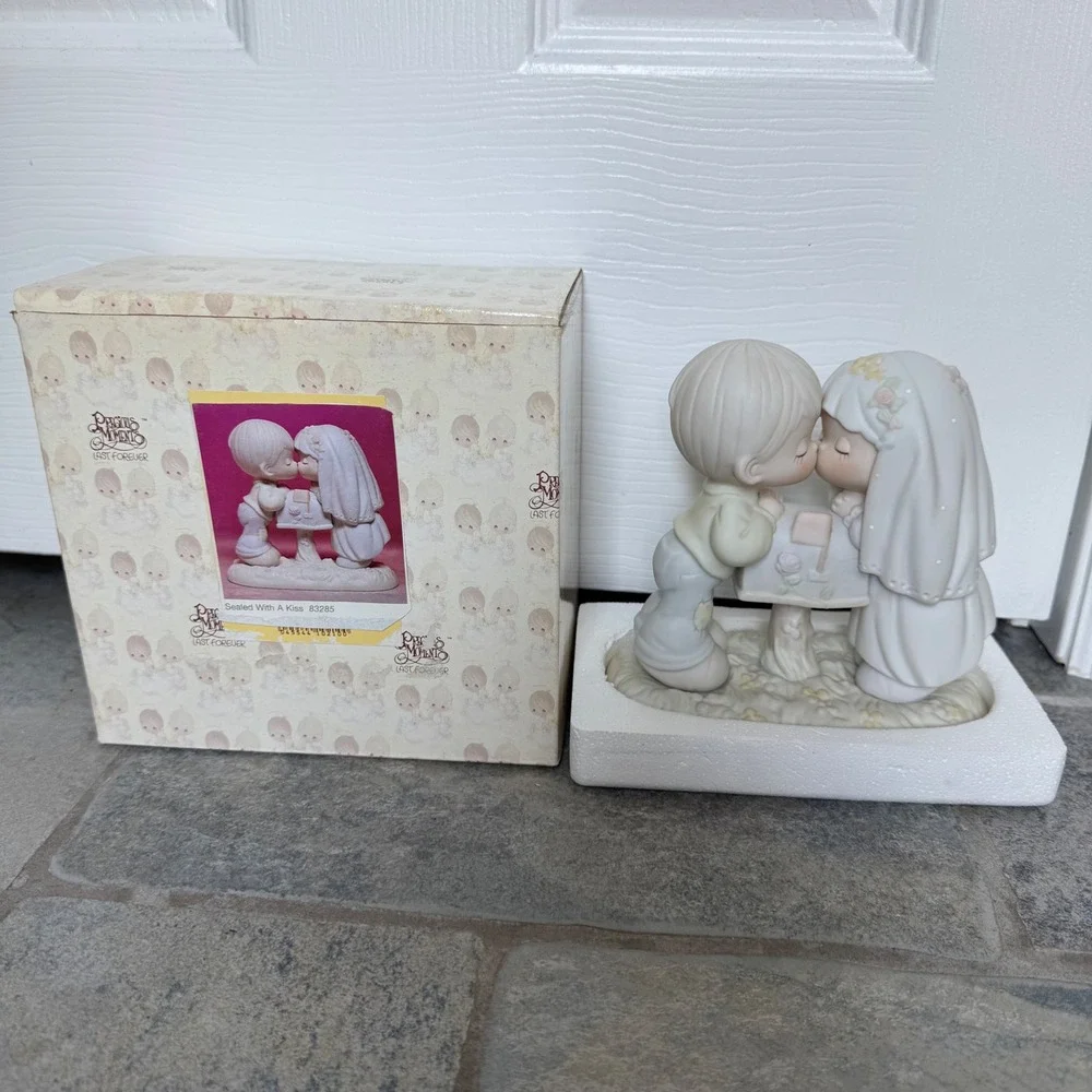 Precious Moments Sealed With A Kiss 83285‎ – Vintage Figurine 1980s NIB
